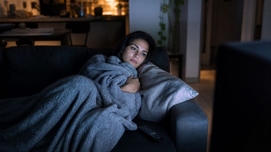 Segundo a psicologia, pessoas que dormem com a TV ligada costumam compartilhar este comportamento