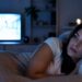 Segundo a psicologia, pessoas que dormem com a TV ligada costumam compartilhar este comportamento
