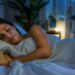 A psicologia explica por que algumas pessoas precisam dormir cobertas mesmo no calor