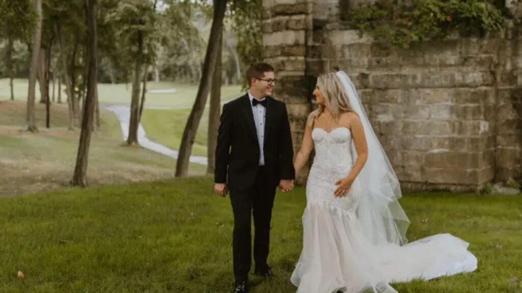 Um homem pediu a namorada em casamento com um lindo anel. Ela retribuiu com o Rolex dos sonhos dele.