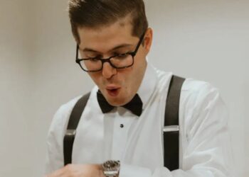 Um homem pediu a namorada em casamento com um lindo anel. Ela retribuiu com o Rolex dos sonhos dele.