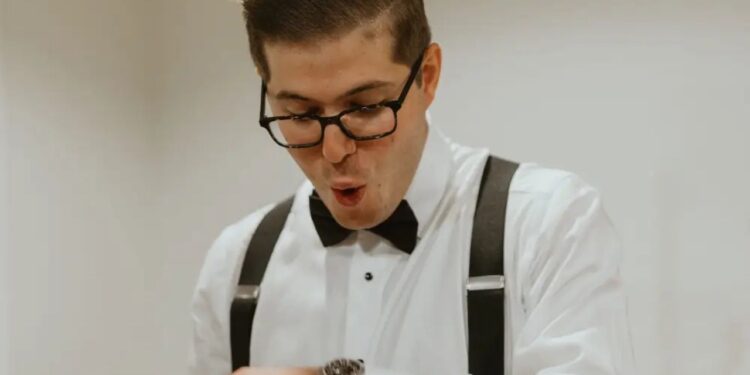 Um homem pediu a namorada em casamento com um lindo anel. Ela retribuiu com o Rolex dos sonhos dele.