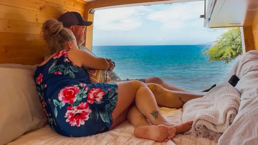 Uma mulher da Geração X com ninho vazio vendeu a casa para viajar de trailer em tempo integral. É mais barato, e ela já visitou todos os 50 estados.