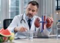 Nem 2 litros, nem exagero: médicos explicam a quantidade ideal de água para os rins