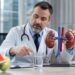 Nem 2 litros, nem exagero: médicos explicam a quantidade ideal de água para os rins