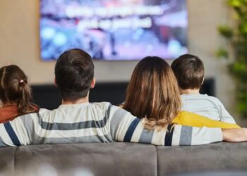 Família mudou a tradição de pizza e filme na sexta para economizar.