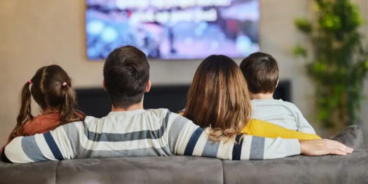 Família mudou a tradição de pizza e filme na sexta para economizar.