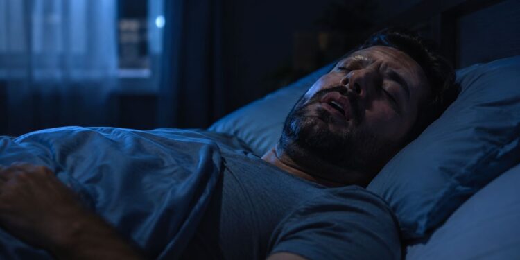 Você dorme por horas, mas acorda exausto? Este problema respiratório pode explicar o que acontece durante a noite