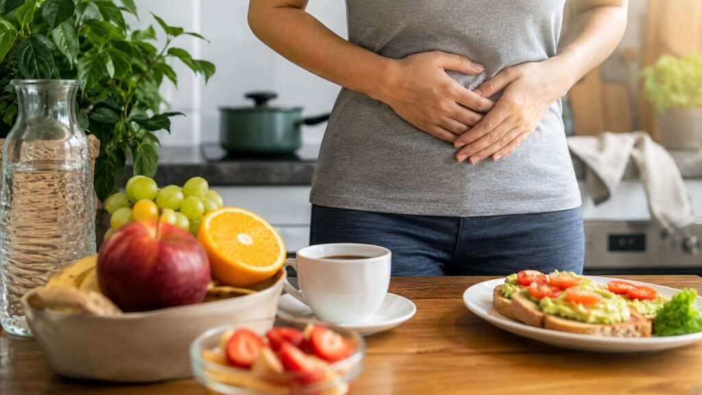 O hábito comum ao acordar que pode aumentar azia e desconforto intestinal