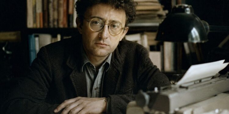 Guy Debord, crítico da sociedade do espetáculo: “Tudo o que era vivido diretamente tornou-se representação”
