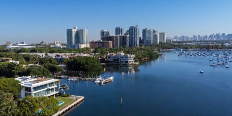 Bilionários da tecnologia estão migrando para este antigo enclave boêmio em Miami.