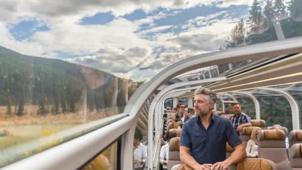Dentro de viagens de trem de primeira classe ao redor do mundo, de suítes privativas a refeições gourmet