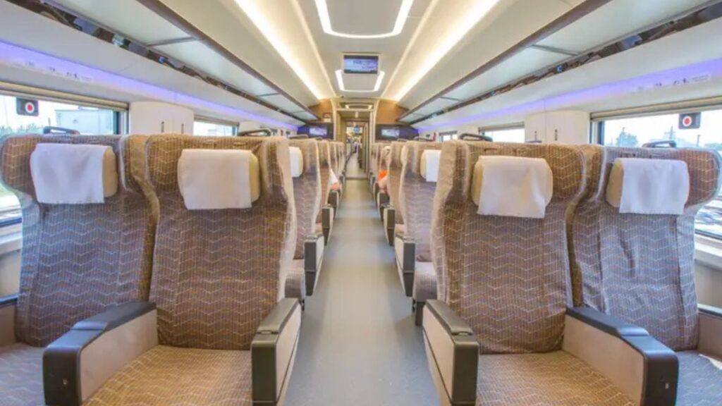 Dentro de viagens de trem de primeira classe ao redor do mundo, de suítes privativas a refeições gourmet