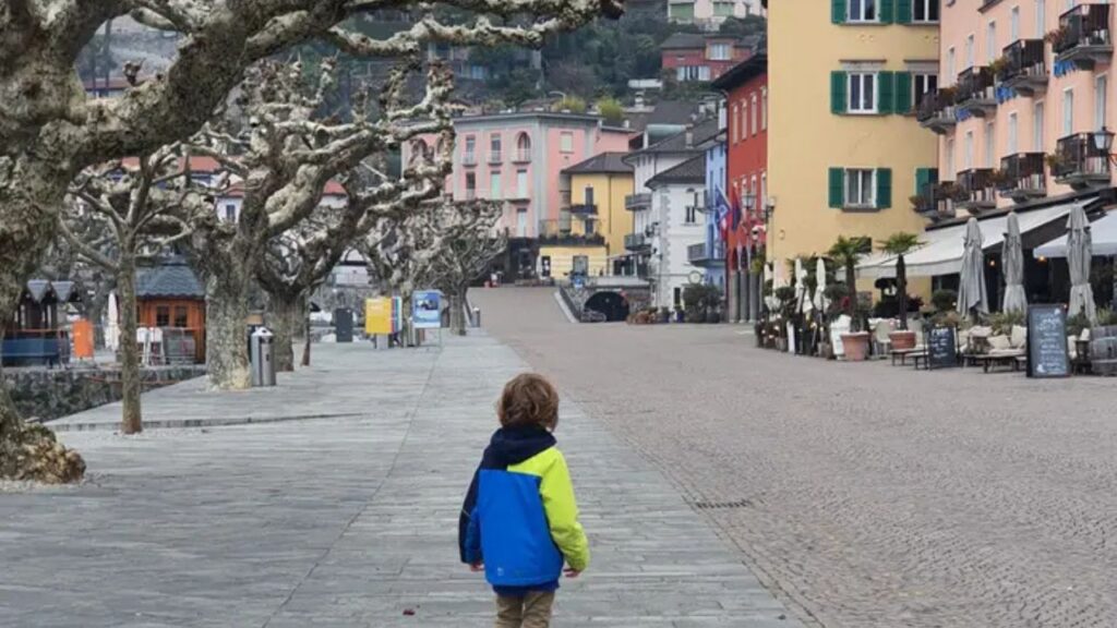 Sou americano e crio dois filhos na Suíça. Eles começaram a caminhar para a escola sem mim quando estavam no jardim de infância.