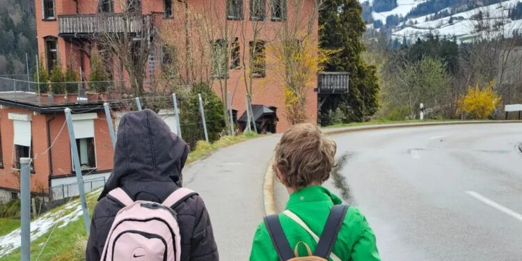 Sou americano e crio dois filhos na Suíça. Eles começaram a caminhar para a escola sem mim quando estavam no jardim de infância.