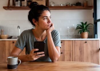 A psicologia explica que mexer no celular sem parar pode ser uma tentativa de fugir do estresse