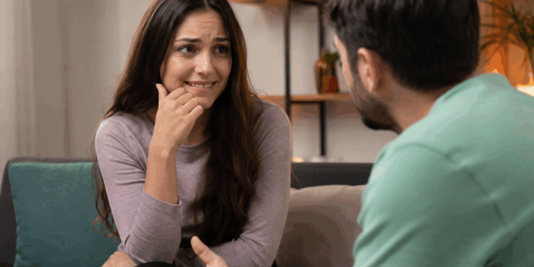 A psicologia explica que rir em momentos tensos pode ser uma reação do cérebro ao estresse