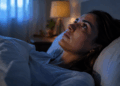 A psicologia explica por que algumas pessoas revisam conversas na cabeça antes de dormir