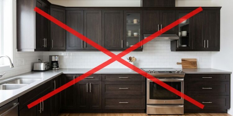 Adeus aos armários de cozinha escuros e sem utilidade: as ferragens inteligentes que vão dominar o aproveitamento de espaço em 2026