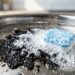 Cobrir o fundo da panela queimada com água morna e uma pastilha de lava-louças: um truque inteligente que solta a sujeira sozinho