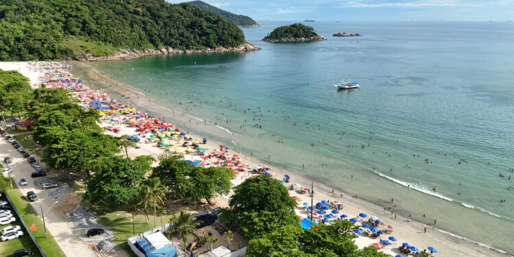A Pérola do Atlântico tem 27 praias em 22 km de litoral e a única areia da América do Sul com 16 selos internacionais consecutivos