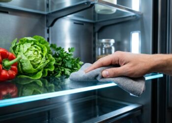 Como limpar as prateleiras de vidro da geladeira sem tira-las do lugar: veja como deixá-las sem marcas e higienizadas