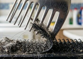 Como limpar o velcro do rodo Mop e as cerdas da vassoura: veja como deixá-los sem cabelos enroscados e prontos para uso