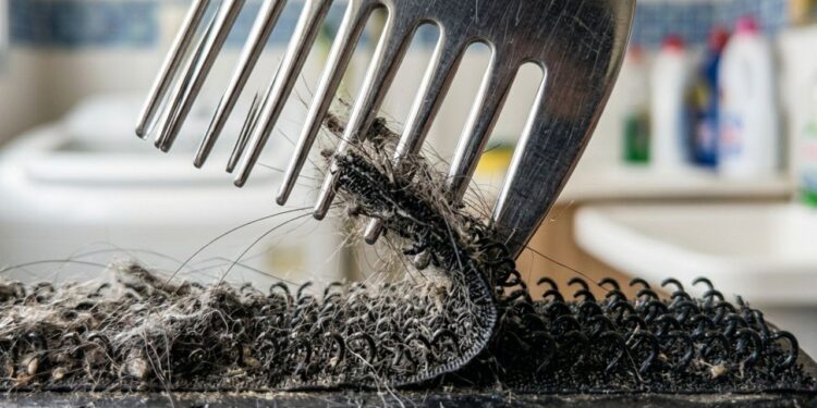 Como limpar o velcro do rodo Mop e as cerdas da vassoura: veja como deixá-los sem cabelos enroscados e prontos para uso