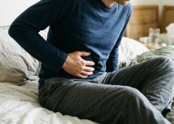 O hábito comum ao acordar que pode aumentar azia e desconforto intestinal