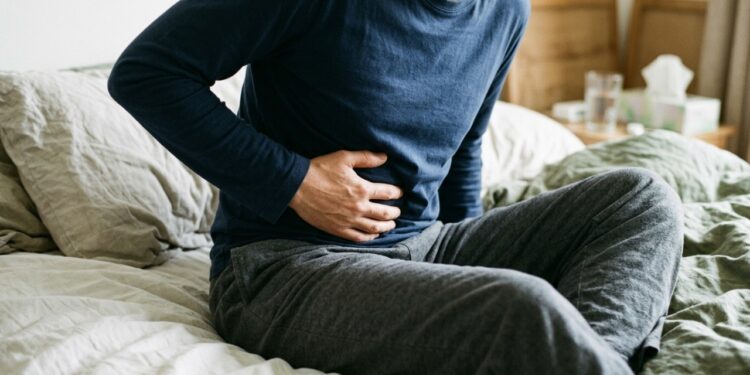 O hábito comum ao acordar que pode aumentar azia e desconforto intestinal