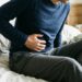 O hábito comum ao acordar que pode aumentar azia e desconforto intestinal