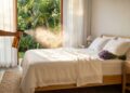 Misturar álcool 70%, água e algumas gotas de essência de lavanda para borrifar na cama: um truque inteligente para dormir melhor