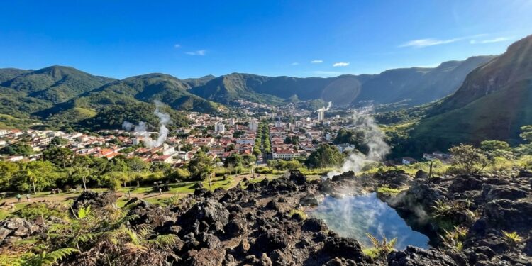 1ª em qualidade de vida em Minas e única do Brasil dentro de um vulcão: a Cidade das Rosas tem águas a 45°C e reconhecimento europeu