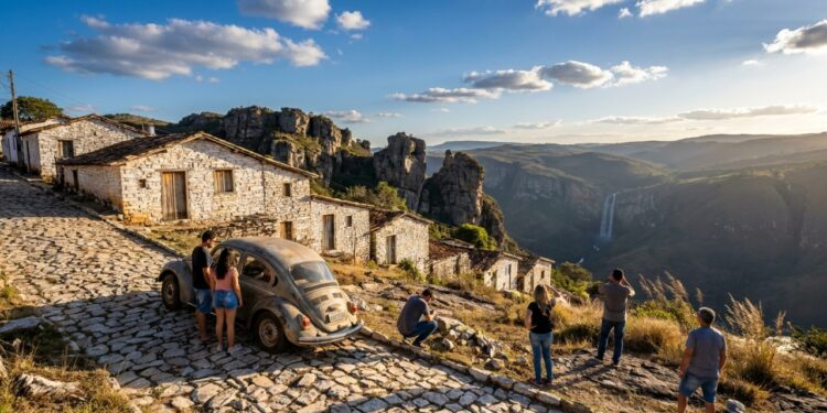 1.440 metros de altitude e cidade inteira de quartzito branco: a vila mineira onde carros sobem ladeira sozinhos e turistas viram caçadores de mistérios