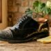 Esfregar a parte interna da casca de banana em sapatos de couro escuro: um truque inteligente para um brilho instantâneo