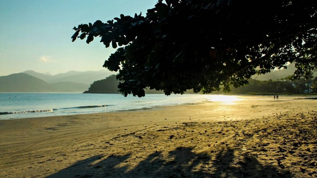 A praia onde o mar é calmo como lago: não tem ondas fortes e é seguro para crianças