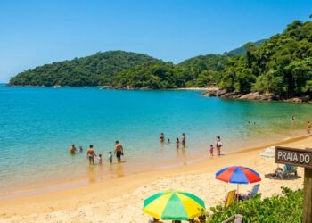A praia onde o mar é calmo como lago: não tem ondas fortes e é seguro para crianças