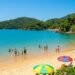 A praia onde o mar é calmo como lago: não tem ondas fortes e é seguro para crianças