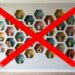 Os nichos hexagonais coloridos estão com os dias contados: conheça as prateleiras invisíveis que trazem leveza às paredes