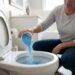 Colocar sabão em pó no vaso sanitário antes de dormir: para que serve e por que recomendam