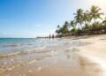Eleito o 4º melhor parque aquático do mundo e cercado por falésias coloridas: o vilarejo no sul da Bahia que guarda a igreja mais antiga do país