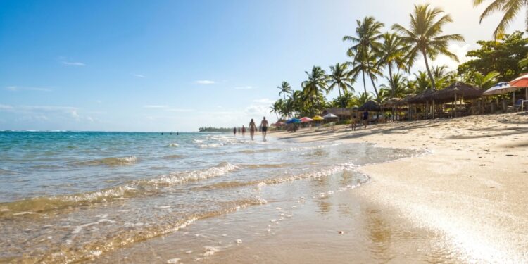 Eleito o 4º melhor parque aquático do mundo e cercado por falésias coloridas: o vilarejo no sul da Bahia que guarda a igreja mais antiga do país