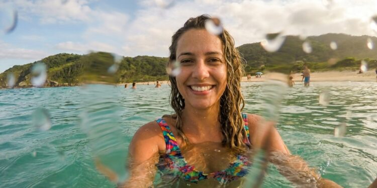 A praia catarinense onde água é mais quente que o normal: não dá choque térmico e permite entrar sem sofrimento