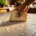 Pressionar uma fatia de pão de forma no chão onde um copo quebrou: um truque inteligente para recolher os cacos invisíveis