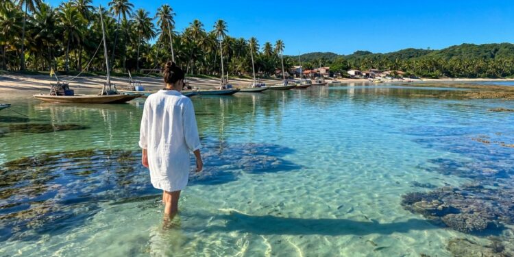 1º lugar no Brasil em crescimento de reservas e 3º destino mais desejado: esta vila nordestina virou febre entre estrangeiros