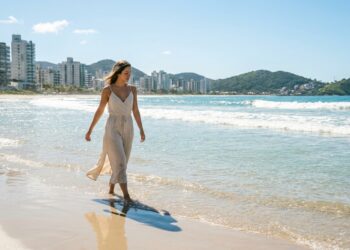 A cidade que cresceu 65% com o 2º metro quadrado mais caro do Brasil em 14 km de praias verde-esmeralda