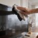 Como limpar corretamente a tela da sua TV e evitar riscos e impressões