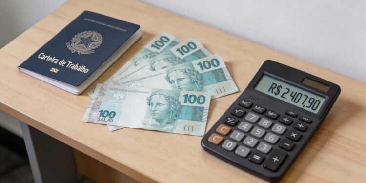 Aumento do salário mínimo para R$ 2.407,90 surpreende e anima trabalhadores