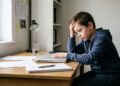 A psicologia sugere que adultos extremamente responsáveis podem vir de uma infância emocionalmente pesada e invisível