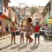 Crianças que brincam ao ar livre podem desenvolver mais autonomia e inteligência emocional, aponta estudo científico